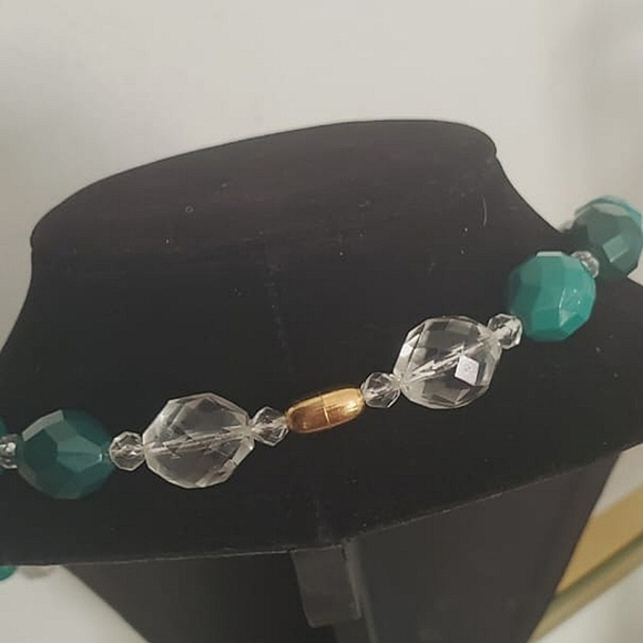 Emerald Green & Clear Beaded Necklace. 🌴 - Picture 6 of 7